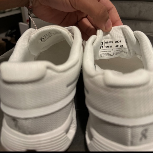 On cloud running shoes - Picture 3 of 4